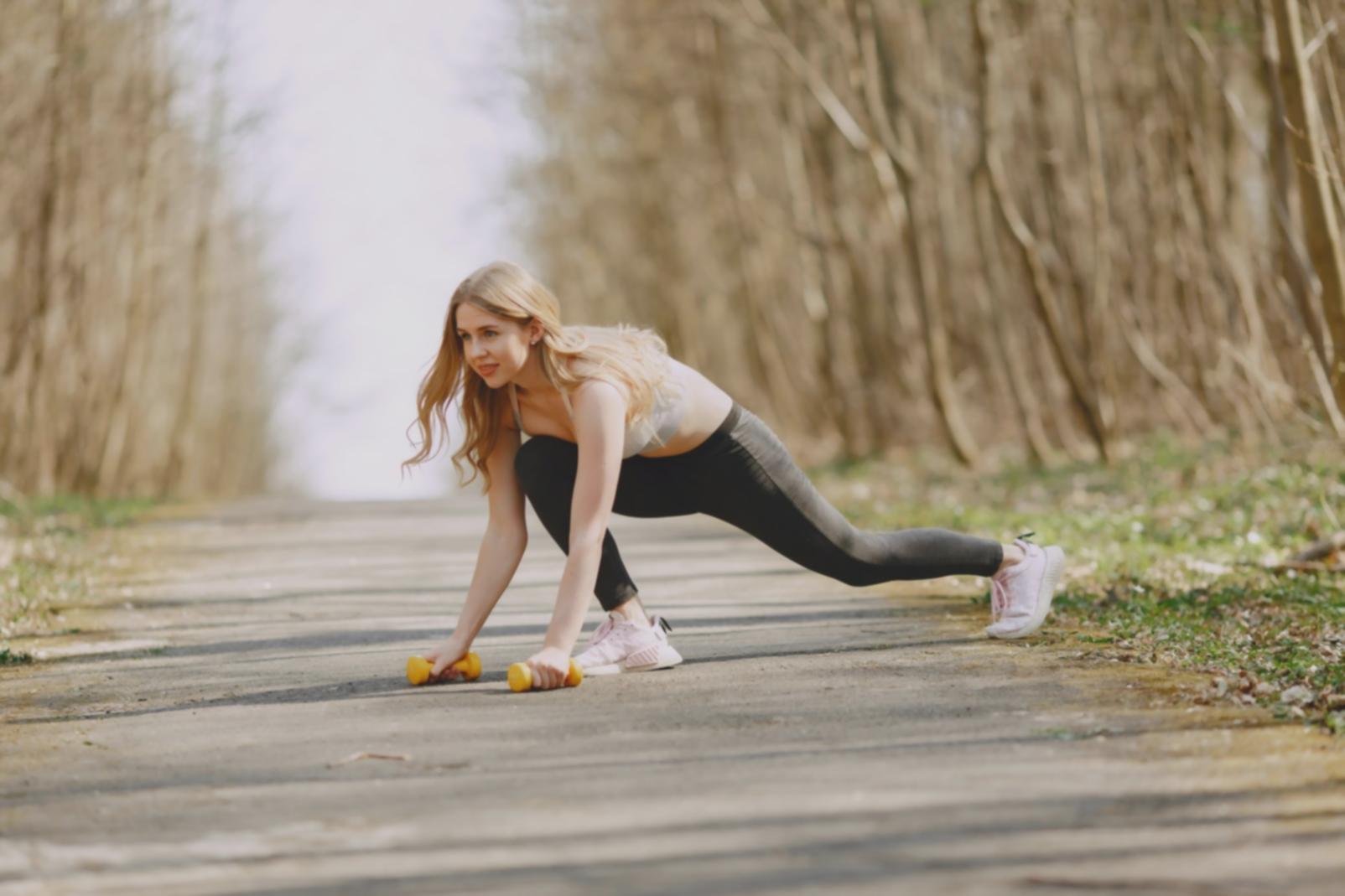 Espacio de práctica de yoga diseñado para sesiones vespertinas con iluminación suave