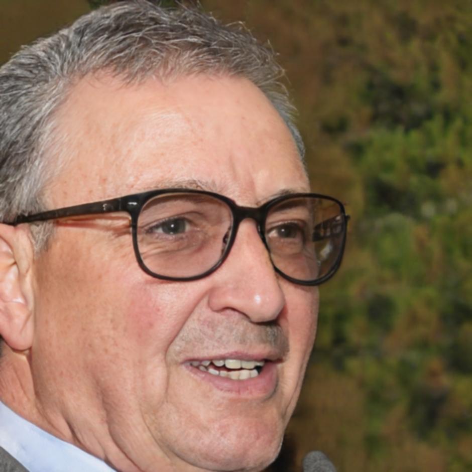 Instructor Alejandro Mendoza en postura de meditación vespertina